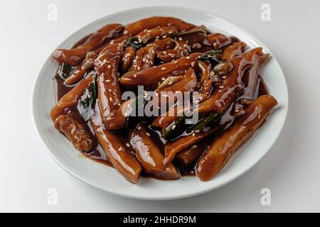 Jjajang Tteokbokki sur fond blanc Banque D'Images