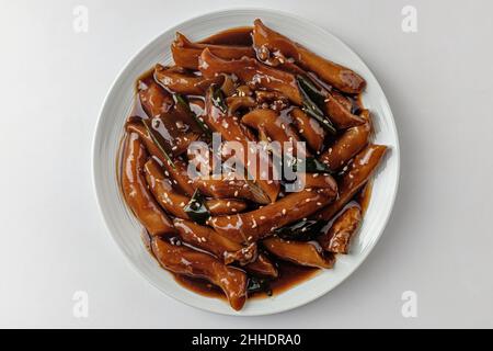 Jjajang Tteokbokki sur fond blanc Banque D'Images