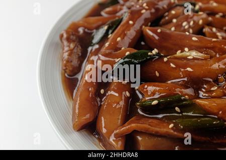 Jjajang Tteokbokki sur fond blanc Banque D'Images