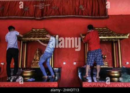 La tradition du nettoyage des autels et des statues des dieux au monastère bouddhiste Dharma et Pho Sat 8 qui accueille le nouvel an chinois à Bogor, en Indonésie Banque D'Images