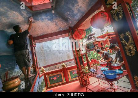 La tradition du nettoyage des autels et des statues des dieux au monastère bouddhiste Dharma et Pho Sat 8 qui accueille le nouvel an chinois à Bogor, en Indonésie Banque D'Images