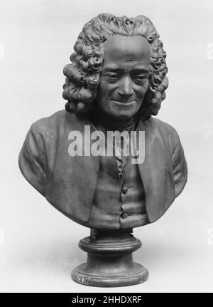 Voltaire (Marie François Arouet, 1694–1778) fin 18th siècle, après modèle de 1778 après un modèle de Jean Antoine Houdon Français bien que beaucoup de mécènes étrangers de Houdon (comme l'impératrice Catherine), ainsi que quelques collectionneurs privés de goût avancé,Préféré le format de portrait sévère à l'antique de son Diderot et le buste Voltaire original, le sculpteur a produit d'autres versions plus élaborées aussi bien.Ce type, appelé á la française, a suivi rapidement la première version.Houdon emploie la même image de transfixation du visage utilisé pour produire le modèle classique, mais ici surroun Banque D'Images