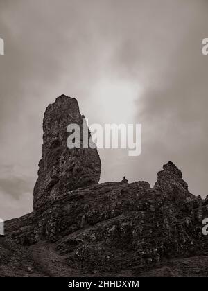 Une figure solitaire se trouve sur l'éperon rocheux de l'ancien homme de Storr sur la péninsule Trotternish, île de Skye, Écosse, Royaume-Uni Banque D'Images