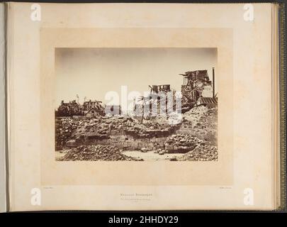 Neuilly bombarda.Vue générale de la rue de Chezy 1871 Alphonse J. Liébert Français l'introduction d'Alfred d'Aunay au deuxième volume du recueil de Liébert de photographies des ruines de Paris et de ses environs commence par la description suivante de Neuilly,La banlieue de Paris qui, pendant trois semaines, se trouvait entre les communiards et les nationalistes et a absorbé le feu de chacun: Si le touriste veut avoir l'idée d'une catastrophe complète, d'un village dans lequel aucune maison n'a été épargnée,Dans lequel aucune section de mur n'a couvert le terrible baptême du bombardement et de la vigne, c'est à Neuilly t Banque D'Images