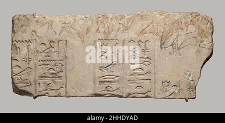 Fragment de relief avec vigne à grande échelle et inscription se référant aux filles d'Akhenaten ca.1353–1336 C.-B. Nouveau Royaume, période d'Amarna ce relief a été découvert dans la zone du sanctuaire du Grand Temple d'Aten à Amarna.Sous une structure suspendue avec des inscriptions de vigne se référer aux figures qui ont été représentées ci-dessous.À l'extrême droite, le titre du roi fait face au titre de la reine à gauche.Deux colonnes suivantes se réfèrent à une princesse - "la fille du roi de son propre corps qu'il aime [............, né de] la grande épouse royale qu'il aime [Nefertiti].Le deuxième ensemble de colonnes au niveau de l'arête de gauche réf Banque D'Images