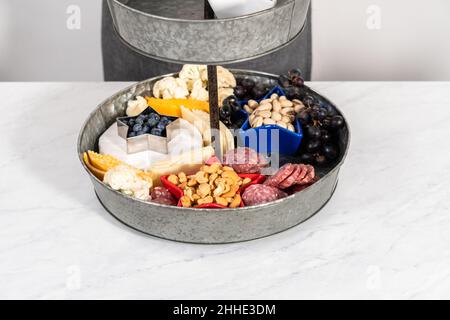 Bâtiment le 4 juillet tableau de charcuterie sur un support métallique de service à deux niveaux. Banque D'Images