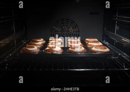 Petits gâteaux au chocolat faits maison au four.Gâteaux sucrés.Processus de cuisson des muffins. Banque D'Images