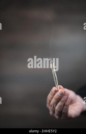 Une main offrant un joint avec beaucoup d'espace de copie. Éviter la pression des pairs par la prévention. Banque D'Images