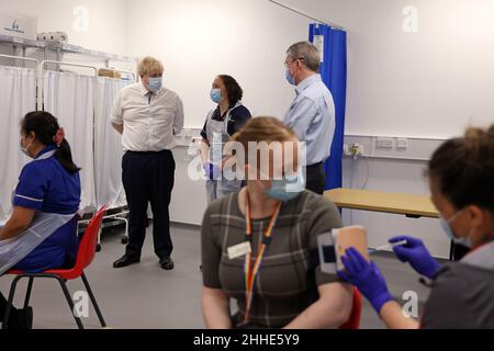 Le Premier ministre Boris Johnson, dans un centre de formation à la vaccination contre le coronavirus, lors d'une visite à l'hôpital universitaire de Milton Keynes, dans le Buckinghamshire.Date de la photo: Lundi 24 janvier 2022. Banque D'Images