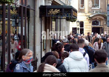 Des files d'attente se forment à l'extérieur du Bettys Cafe et des salons de thé dans la ville de York, dans le North Yorkshire, tandis que les lieux d'accueil du Royaume-Uni sont plus occupés sur le lea Banque D'Images