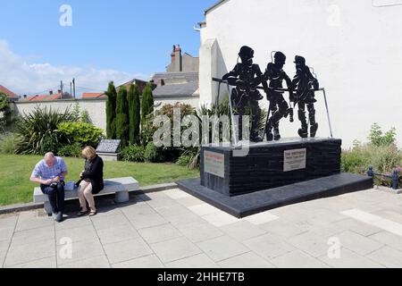 Les gens s'assoient à côté d'une cupture en hommage aux mineurs qui ont travaillé dans les fosses minières locales de la mer et de l'ancienne ville minière de Seaham dans le comté de Durha Banque D'Images