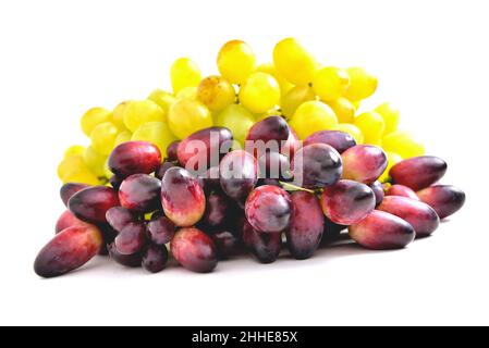 raisins sur fond blanc, grappes de raisins de différentes variétés et couleurs, gros plan sélectif Banque D'Images