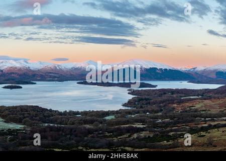 Vue au lever du soleil depuis Conic Hill du Loch Lomond l'île d'Inchlonaig et les collines de Luss, y compris Beinn Dubh en hiver - Écosse, Royaume-Uni Banque D'Images