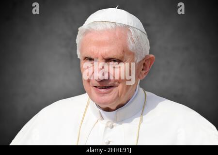 Berlin, Allemagne.24th janvier 2022.Le pape Benoît XVI admet de faux témoignages dans les rapports d'abus. Archive photo; PHOTOMONTAGE:le pape Benoît XVIPhoto d'archive : Pape Benoît XVI, portrait, portrait, visite du Pape Benoît XVI en Allemagne du 22 au 25 septembre 2011, Berlin, le 22 septembre 2011.Credit: dpa/Alay Live News Banque D'Images