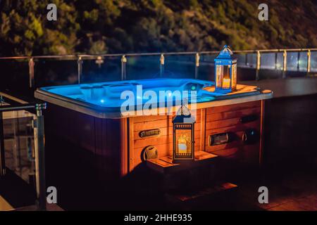 Bain à remous avec bougies prêtes à prendre un bain.Concept de la Saint-Valentin Banque D'Images