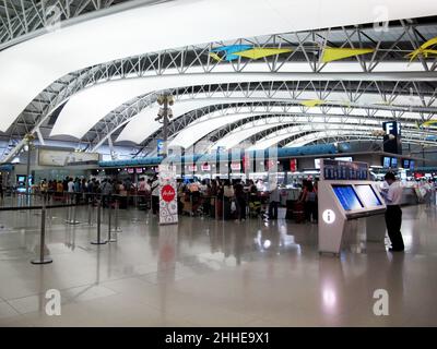 Les voyageurs étrangers japonais s'enregistrer au comptoir de la compagnie aérienne et attendre le vol avec les passagers arrivant et partant à l'aéroport international de Kansai A. Banque D'Images