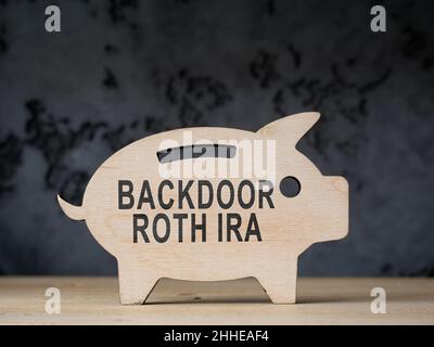 Tirelire en bois avec mots Backdoor Roth IRA. Banque D'Images