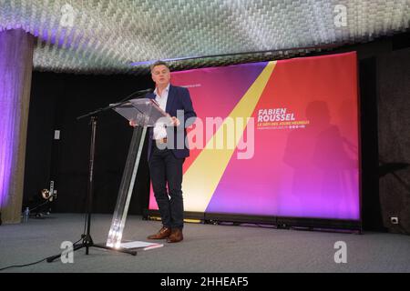 Le candidat à la présidence du parti communiste français (PCF) Fabien Roussel donne une conférence de presse pour présenter son programme au siège du parti à Paris, en France, le 24 janvier 2022.Photo de Pierrick Villette/ABACAPRESS.COM Banque D'Images