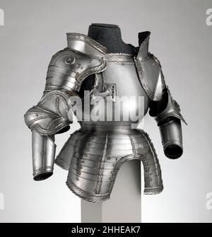 Portions d'une armure de champ datant de 1524 allemand, probablement Augsbourg ces pièces faisaient autrefois partie d'une armure complète conçue pour être utilisée au combat.Ses pièces manquantes incluent le casque, le collier, les manchettes et les défenses de jambe.Bien que incomplète, cette armure est remarquable pour la qualité de sa construction, l'élégance de sa forme, accentuée par des crêtes ropédées proéminentes, et pour sa décoration gravée vivante.la décoration gravée présente des têtes féminines, des oiseaux et des trophées distinctifs au milieu de rouleaux foliaires, tous dérivés de reproductions de Daniel Hopfer (1471–1536).On croit que tôt dans sa carrière, Hopfer etc Banque D'Images