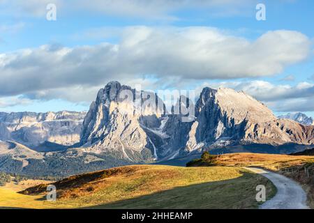 Sentier pittoresque sur le plateau de l'Alm de Seiser menant aux montagnes Sassolungo et Sassopiatto.Tyrol du Sud, Italie. Banque D'Images