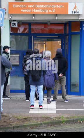 Hambourg, Allemagne.24th janvier 2022.Les personnes en attente de leur rendez-vous de vaccination devant l'Association des aveugles et des malvoyants Hambourg e.V. les personnes intéressées par la vaccination et celles qui souhaitent se faire vacciner ont pu obtenir leur première, deuxième ou rappel de vaccination à l'offre de vaccination sans barrière pour les personnes handicapées.Credit: Marcus Brandt/dpa/Alay Live News Banque D'Images