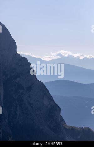Chaînes de montagnes horizontales et pente verticale de la montagne Punta Euringer.Vue sur le plateau de Seiser Alm le matin Banque D'Images