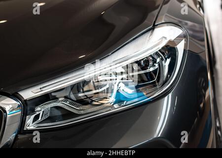 L'avant d'un cadre moderne, la BMW Série 7, voiture de luxe Photo Stock -  Alamy