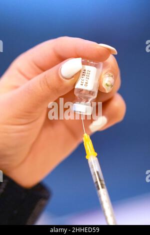 Hambourg, Allemagne.24th janvier 2022.Un membre de l'équipe mobile de vaccination de l'Agence des services sociaux prépare le vaccin lors d'une campagne de vaccination à l'Association des aveugles et des malvoyants de Hambourg e.V. les personnes intéressées et désireuses d'être vaccinées ont pu obtenir leur premier vaccin,deuxième ou rappel de vaccination à l'offre de vaccination sans barrière pour les personnes handicapées.Credit: Marcus Brandt/dpa/Alay Live News Banque D'Images