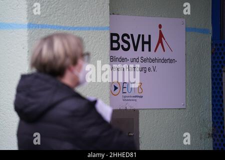 Hambourg, Allemagne.24th janvier 2022.Une femme attend devant l'Association des aveugles et des malvoyants Hamburg e.V. pour sa nomination à la vaccination.Les personnes intéressées par la vaccination et celles qui sont prêtes à être vaccinées ont pu obtenir leur première, deuxième ou rappel de vaccination à l'offre de vaccination sans barrière pour les personnes handicapées.Credit: Marcus Brandt/dpa/Alay Live News Banque D'Images