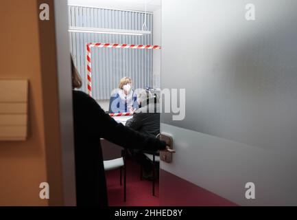 Hambourg, Allemagne.24th janvier 2022.Un homme s'inscrit pour une campagne de vaccination à l'Association des aveugles et des malvoyants Hambourg e.V. les personnes intéressées et désireuses d'être vaccinées ont pu obtenir leur première, deuxième ou rappel de vaccination à l'offre de vaccination sans barrière pour les personnes handicapées.Credit: Marcus Brandt/dpa/Alay Live News Banque D'Images