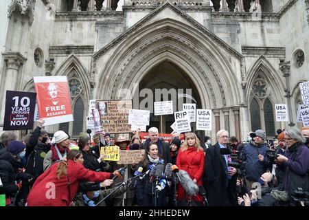 Stella Moris, le partenaire de Julian Assange, parle aux médias devant les tribunaux royaux de Londres, après que le fondateur de Wikileaks a remporté la première étape de sa tentative d'appel de la décision de l'extrader vers les États-Unis à la Cour suprême.Date de la photo: Lundi 24 janvier 2022. Banque D'Images