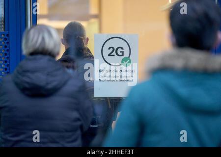 Hambourg, Allemagne.24th janvier 2022.Les personnes en attente de leur rendez-vous de vaccination devant l'Association des aveugles et des malvoyants Hambourg e.V. les personnes intéressées par la vaccination et celles qui souhaitent se faire vacciner ont pu obtenir leur première, deuxième ou rappel de vaccination à l'offre de vaccination sans barrière pour les personnes handicapées.Credit: Marcus Brandt/dpa/Alay Live News Banque D'Images