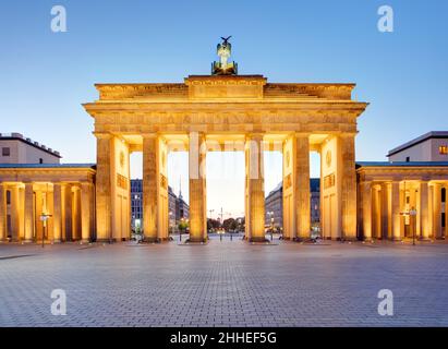 Courts de Brandenburg Gate in Berlin - symbole de l'Allemagne. Banque D'Images