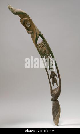 Figure masculine (Aripa) 16th–19th siècle peuple Inyai-Ewa les anciennes sculptures en bois de l'Inyai-Ewa et des groupes voisins de la haute rivière Korewori, un affluent sud du Sepik, sont les premières sculptures sur bois mélanésiennes à survivre en nombre substantiel.Gardés dans des abris de roche, qui les protégeaient des éléments, les figures ont été principalement créées entre le XVIe et le XIXe siècles.Elles se présentent sous plusieurs formes et représentent une variété d'êtres surnaturels.Des images femelles larges et plates sont parfois identifiées comme des représentations de deux sœurs primordiales qui ont aidé à se juger Banque D'Images