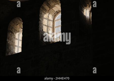 Lumières solaires provenant de verre de style ancien, fenêtres et reflet de lumières sur l'ancien mur en pierre de la mosquée sainte-sophie à trabzon. Banque D'Images