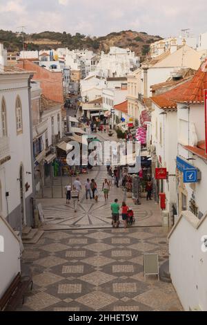 Vue sur la Rua 5 de Outubro Albufeira, rue commerçante et restaurants Banque D'Images