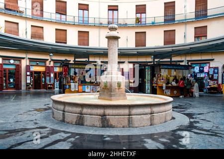 Valence, Espagne - 19 janvier 2022 : vue sur la place de la place Redona, place ronde de Valence, dans la vieille ville de Valence, en Espagne, nommée d'après moi Banque D'Images