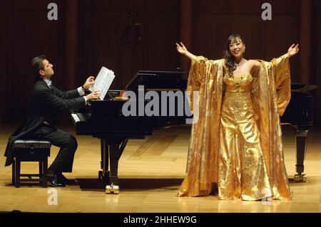 Soprano lyrique sud-coréen coloratura, Sumi JO accompagné du pianiste italien-américain Vincenzo Scalera, Cadogan Hall, Sloane Terrace, Londres, Royaume-Uni.14 décembre 2006 Banque D'Images