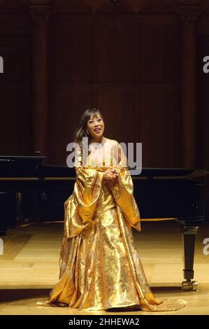 Soprano lyrique sud-coréen coloratura, Sumi JO accompagné du pianiste italien-américain Vincenzo Scalera, Cadogan Hall, Sloane Terrace, Londres, Royaume-Uni.14 décembre 2006 Banque D'Images