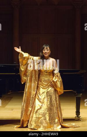 Soprano lyrique sud-coréen coloratura, Sumi JO accompagné du pianiste italien-américain Vincenzo Scalera, Cadogan Hall, Sloane Terrace, Londres, Royaume-Uni.14 décembre 2006 Banque D'Images