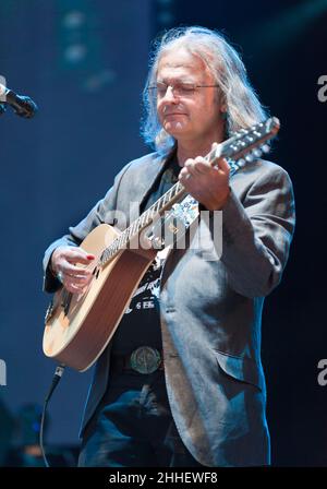 Chris Leslie, de Faéroport Convention, se présentant au Cropredy Convention du groupe, au Royaume-Uni, en 2012 Banque D'Images