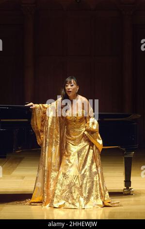 Soprano lyrique sud-coréen coloratura, Sumi JO accompagné du pianiste italien-américain Vincenzo Scalera, Cadogan Hall, Sloane Terrace, Londres, Royaume-Uni.14 décembre 2006 Banque D'Images