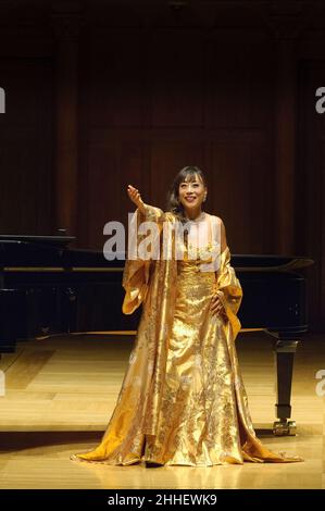 Soprano lyrique sud-coréen coloratura, Sumi JO accompagné du pianiste italien-américain Vincenzo Scalera, Cadogan Hall, Sloane Terrace, Londres, Royaume-Uni.14 décembre 2006 Banque D'Images