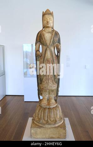 Debout Bodhisattva Mahasthamaprta, Chine, dynastie Qi du Nord, 550-577 AD, marbre blanc,polychromie Banque D'Images