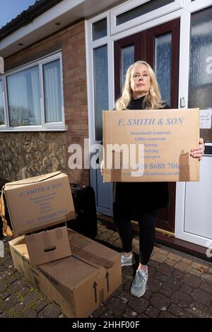 Femme âgée avec quelques-unes de ses affaires avant de déménager à la maison, Angleterre, Royaume-Uni Banque D'Images