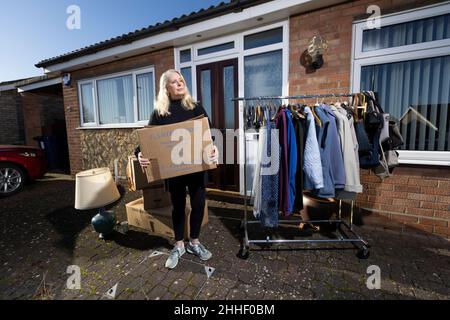 Femme âgée avec quelques-unes de ses affaires avant de déménager à la maison, Angleterre, Royaume-Uni Banque D'Images