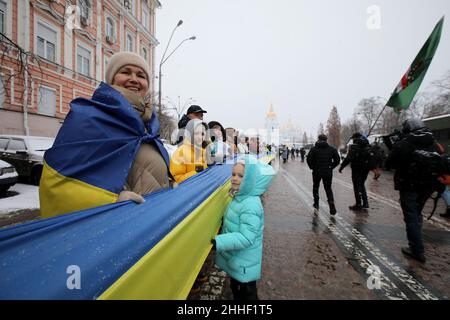 KIEV, UKRAINE - 22 JANVIER 2022 - les gens détiennent un drapeau de l'Ukraine de 500m(1640ft)-long qui reliait Sofiiska et la place Mykhailivska sur Volodymyrskyi Pa Banque D'Images