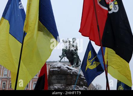 KIEV, UKRAINE - 22 JANVIER 2022 - le monument à Hetman Bohdan Khmelnytskyi est situé sur la place Sofiiska comme un drapeau de l'Ukraine li de 500m(1640ft) de long Banque D'Images