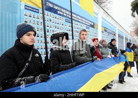 KIEV, UKRAINE - 22 JANVIER 2022 - les gens détiennent un drapeau de l'Ukraine de 500m(1640ft)-long qui reliait les places Sofiiska et Mykhailivska à l'extérieur du mur o Banque D'Images