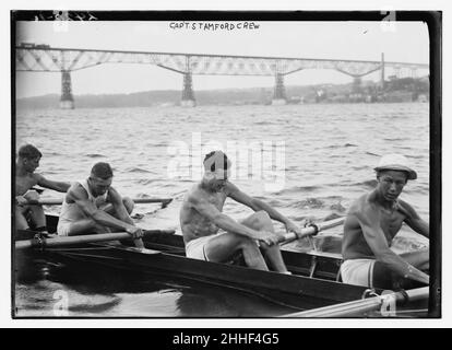 L'équipage de l'Université de Stanford de l'aviron sur la rivière Hudson à Poughkeepsie Bridge, New York, en arrière-plan Banque D'Images